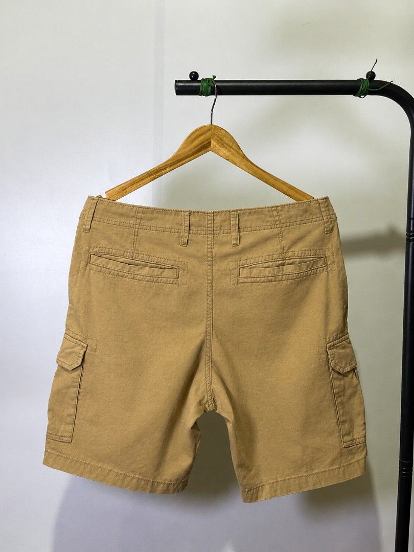 UNIQLO 6 POCKET CARGO SHORT (Category: Shorts) located in Davao. Submitted by nmd.archives (Listing ID 1465628630, Image 2). Description: Medium on tag Size: 32 Length: 20 Color rate and condition: 10/10 No issue.