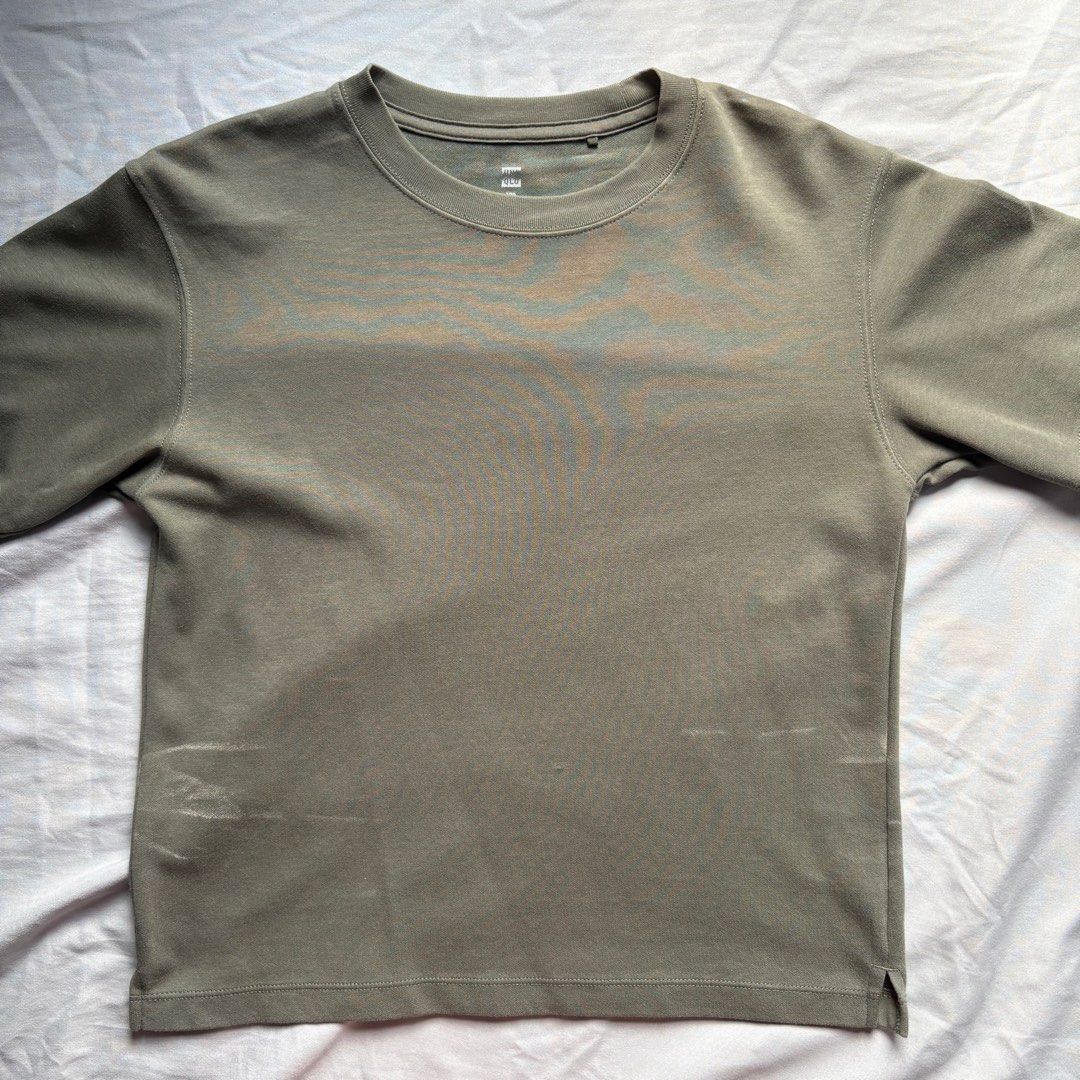 Uniqlo Airism Crop top (Category: Shirts) located in Binan City. Submitted by moonlight.26 (Listing ID 1465631687, Image 1). Description: - Airism - Crop top - Fits S-M body frame - rfs: decluttering .