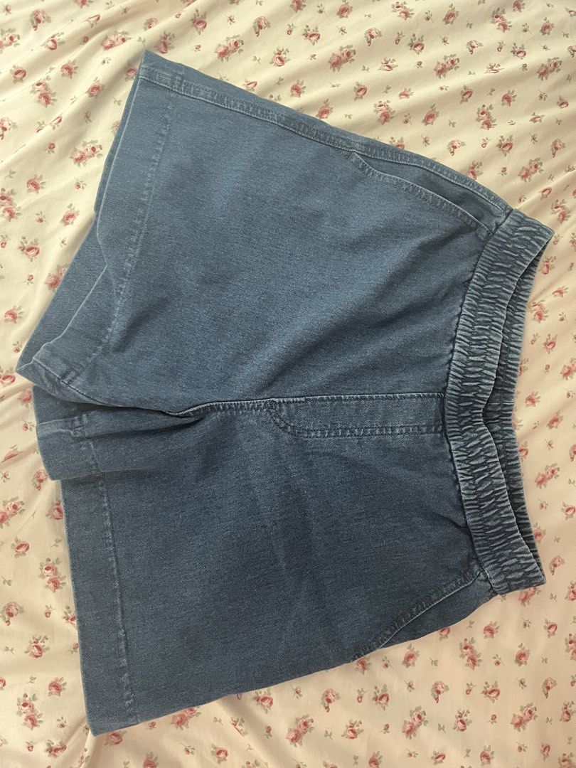 Uniqlo Denim Shorts (Category: Shorts) located in Manila. Submitted by lfaaaaa (Listing ID 1465625679, Image 1). Description: - Color/Wash: Dark blue wash - Fit: Comfy elastic waistband at the back for easy stretching - Pockets: Deep front pockets on both sides - Fabric: Soft feel - Ideal for: Everyday casual wear or lounging around 96% Cotton.