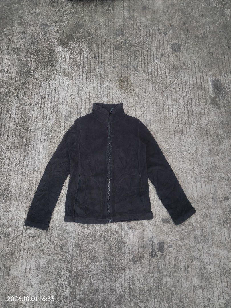 Uniqlo Full-zip Black Fleece Jacket (Category: Coats, Jackets and Outerwear) located in Caloocan City. Submitted by haruconcep52476 (Listing ID 1465684176, Image 1). Description: Dimensions W16.5×L22 Good condition Color rate 9.5 No issue.