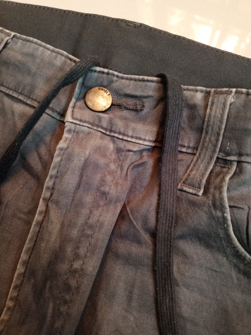 Uniqlo Grey Drawstring Pants Size L (Category: Trousers) located in Orani. Submitted by thriftniea (Listing ID 1465649720, Image 2). Description: UNIQLO SIZE 34-36 LENGTH 41 HEM 7 COLOR ASH GRAY COTTON.