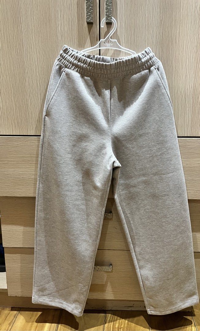 Uniqlo Grey Sweatpants Size S (Category: Joggers) located in Mandaluyong City. Submitted by hyyzl (Listing ID 1465644597, Image 1). Description: Brand: Uniqlo - 10/10 condition, brand new! - unisex! - cotton fabric, super comfy - grey in color with adjustable band & side pockets - can fit S-M (fits waist 68-76cm) and best for 5'2 above RFS: Wrong size Message for other price offers/questions..