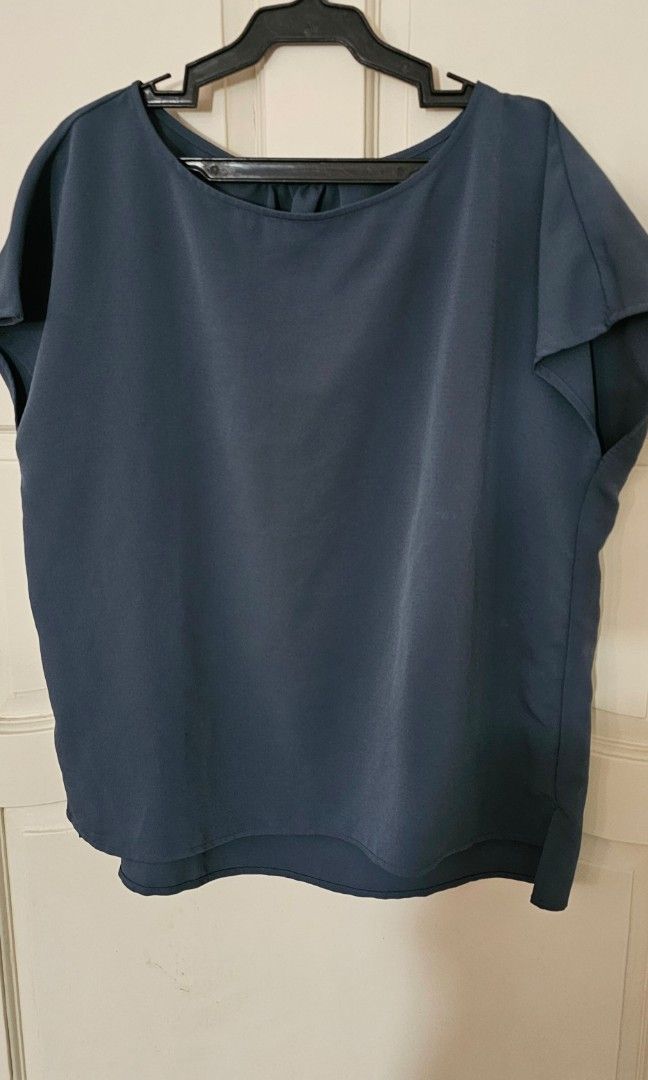 Uniqlo grwen Polyester Short Sleeve Blouse (Category: Blouses) located in Davao. Submitted by sachigo (Listing ID 1465628476, Image 1). Description: - Brand: Uniqlo - Color: Navy Blue - Material: 100% Polyester (lightweight and breathable) - Design: Short sleeves, simple everyday style - Origin: Made in Cambodia - Versatility: Easy to match with both trousers and skirts.