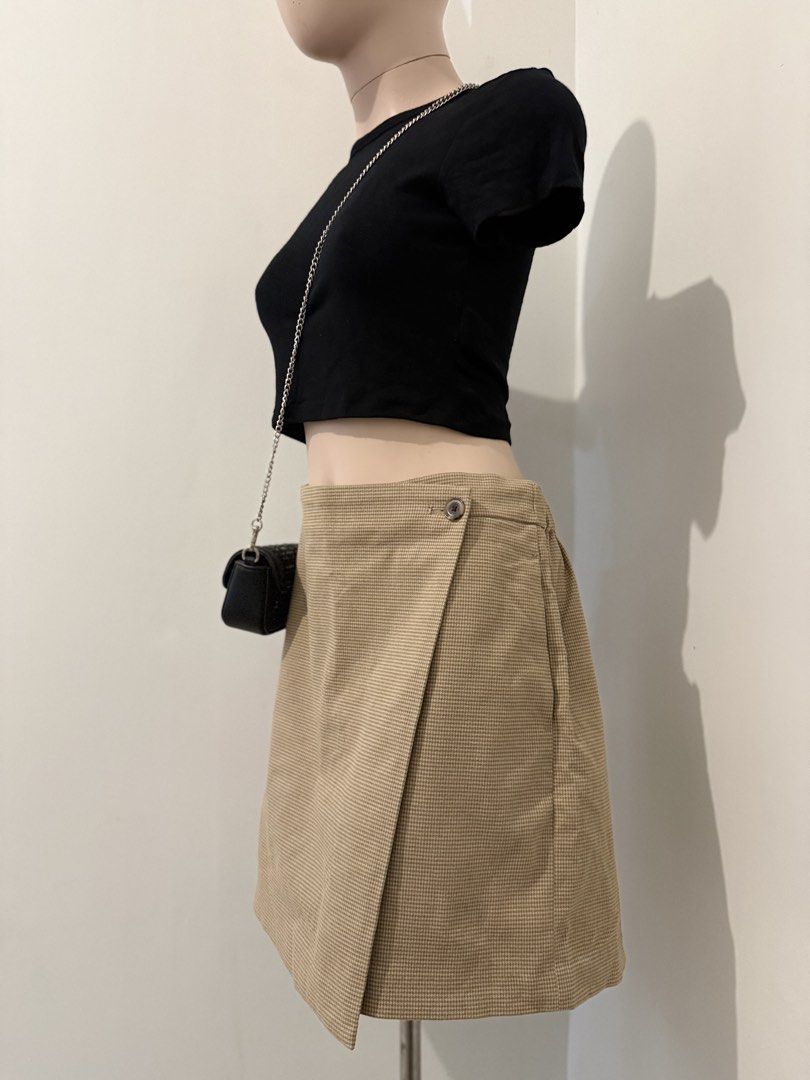 Uniqlo Houndstooth Wrap Skirt Size L (Category: Skirts) located in Cebu City. Submitted by cleverstorm.f1a902 (Listing ID 1465717975, Image 2). Description: 🔥I bought this wrap skirt for 1,990 at SM Uniqlo Cebu and I’m selling it for 995, which is half the original size. 🔥 - Brand: Uniqlo - Style: Houndstooth wrap skirt over shorts (skort) - Color/Pattern: Beige and brown mini check - Size: L (Waist: 69-75cm, Hips: 94-100cm per tag) - Details: 