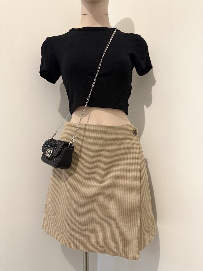 Uniqlo Houndstooth Wrap Skirt Size L (Category: Skirts) located in Cebu City. Submitted by cleverstorm.f1a902 (Listing ID 1465717975, Image 1). Description: 🔥I bought this wrap skirt for 1,990 at SM Uniqlo Cebu and I’m selling it for 995, which is half the original size. 🔥 - Brand: Uniqlo - Style: Houndstooth wrap skirt over shorts (skort) - Color/Pattern: Beige and brown mini check - Size: L (Waist: 69-75cm, Hips: 94-100cm per tag) - Details: 