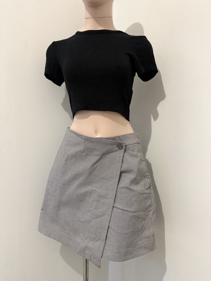 Uniqlo Houndstooth Wrap Skirt Size L (Category: Skirts) located in Cebu City. Submitted by cleverstorm.f1a902 (Listing ID 1465720221, Image 3). Description: 🔥I bought this wrap skirt for 1,990 at SM Uniqlo Cebu and I’m selling it for 995, which is half the original size. 🔥 - Brand: Uniqlo - Item: Houndstooth Wrap Skort (Grey & Black) - Size: L (Waist: 69-75cm, Hips: 94-100cm) - Material: 66% polyester, 32% rayon, 2% spandex - Design: Asymmetric