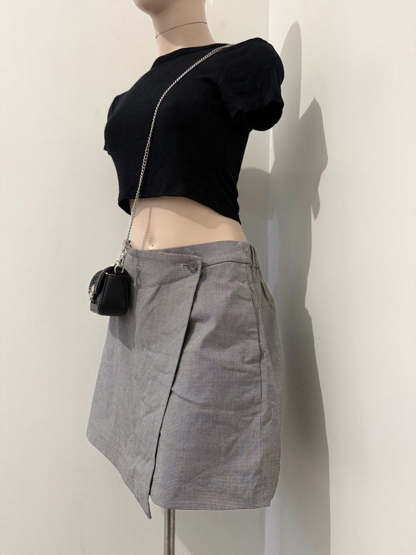 Uniqlo Houndstooth Wrap Skirt Size L (Category: Skirts) located in Cebu City. Submitted by cleverstorm.f1a902 (Listing ID 1465720221, Image 2). Description: 🔥I bought this wrap skirt for 1,990 at SM Uniqlo Cebu and I’m selling it for 995, which is half the original size. 🔥 - Brand: Uniqlo - Item: Houndstooth Wrap Skort (Grey & Black) - Size: L (Waist: 69-75cm, Hips: 94-100cm) - Material: 66% polyester, 32% rayon, 2% spandex - Design: Asymmetric
