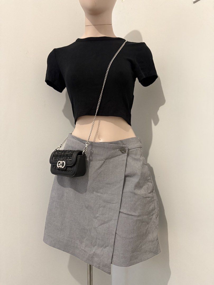 Uniqlo Houndstooth Wrap Skirt Size L (Category: Skirts) located in Cebu City. Submitted by cleverstorm.f1a902 (Listing ID 1465720221, Image 1). Description: 🔥I bought this wrap skirt for 1,990 at SM Uniqlo Cebu and I’m selling it for 995, which is half the original size. 🔥 - Brand: Uniqlo - Item: Houndstooth Wrap Skort (Grey & Black) - Size: L (Waist: 69-75cm, Hips: 94-100cm) - Material: 66% polyester, 32% rayon, 2% spandex - Design: Asymmetric