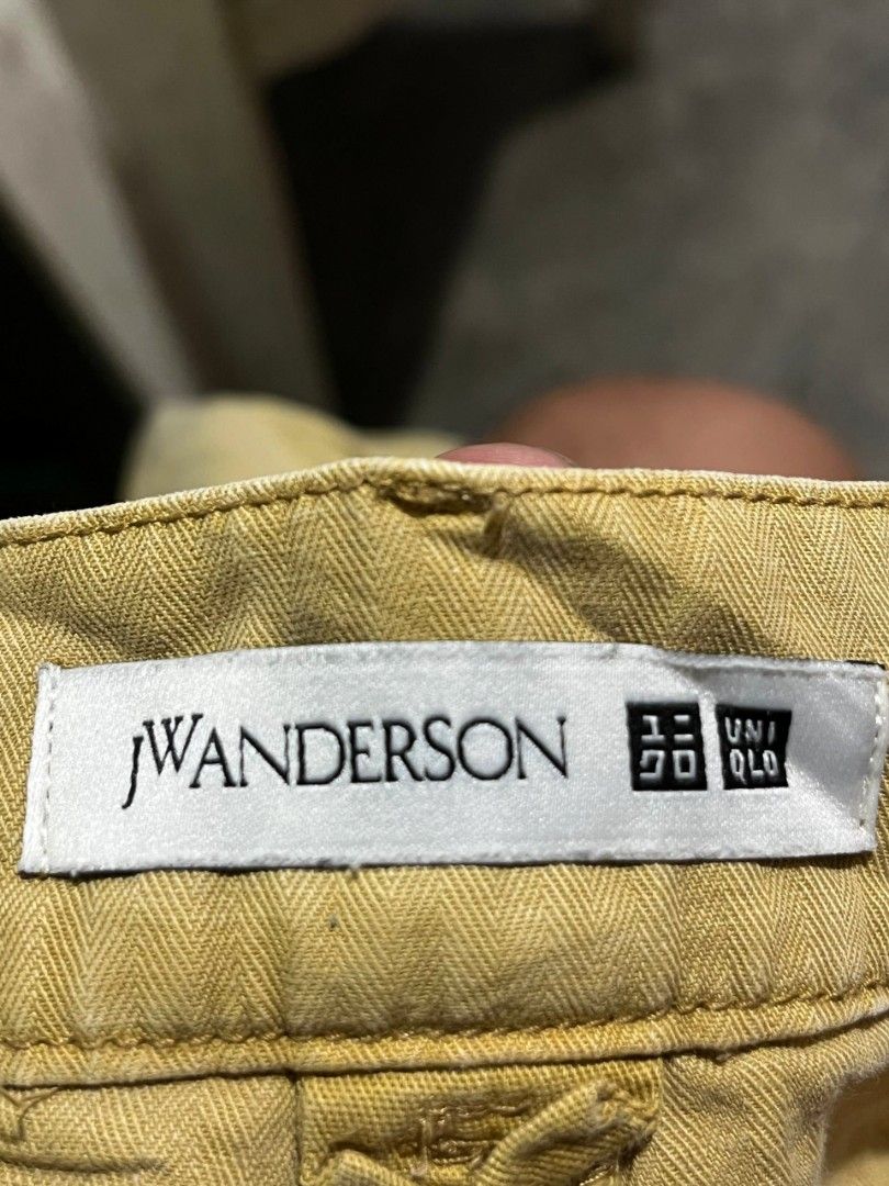 UNIQLO JWANDERSON CARGO SHORT (Category: Shorts) located in Davao. Submitted by nmd.archives (Listing ID 1465628885, Image 3). Description: Size: 32 Length: 21 Color rate: 9.5/10 Condition: 9.6/10.