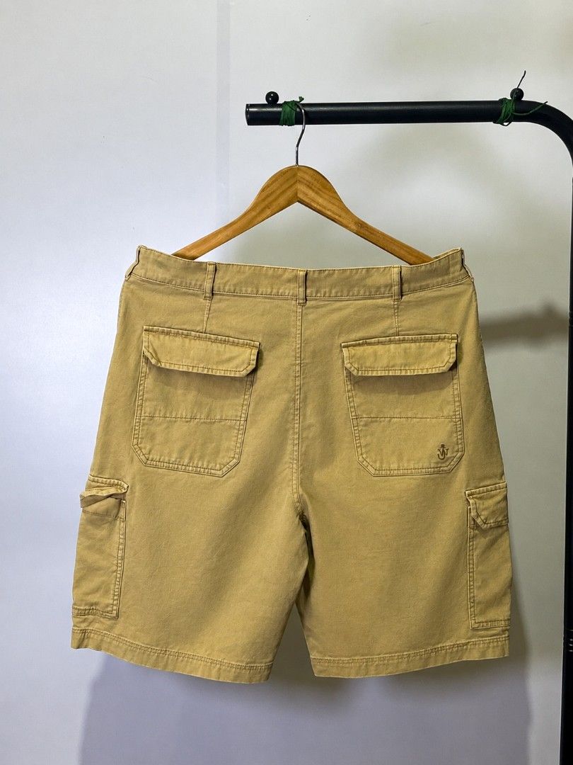 UNIQLO JWANDERSON CARGO SHORT (Category: Shorts) located in Davao. Submitted by nmd.archives (Listing ID 1465628885, Image 2). Description: Size: 32 Length: 21 Color rate: 9.5/10 Condition: 9.6/10.
