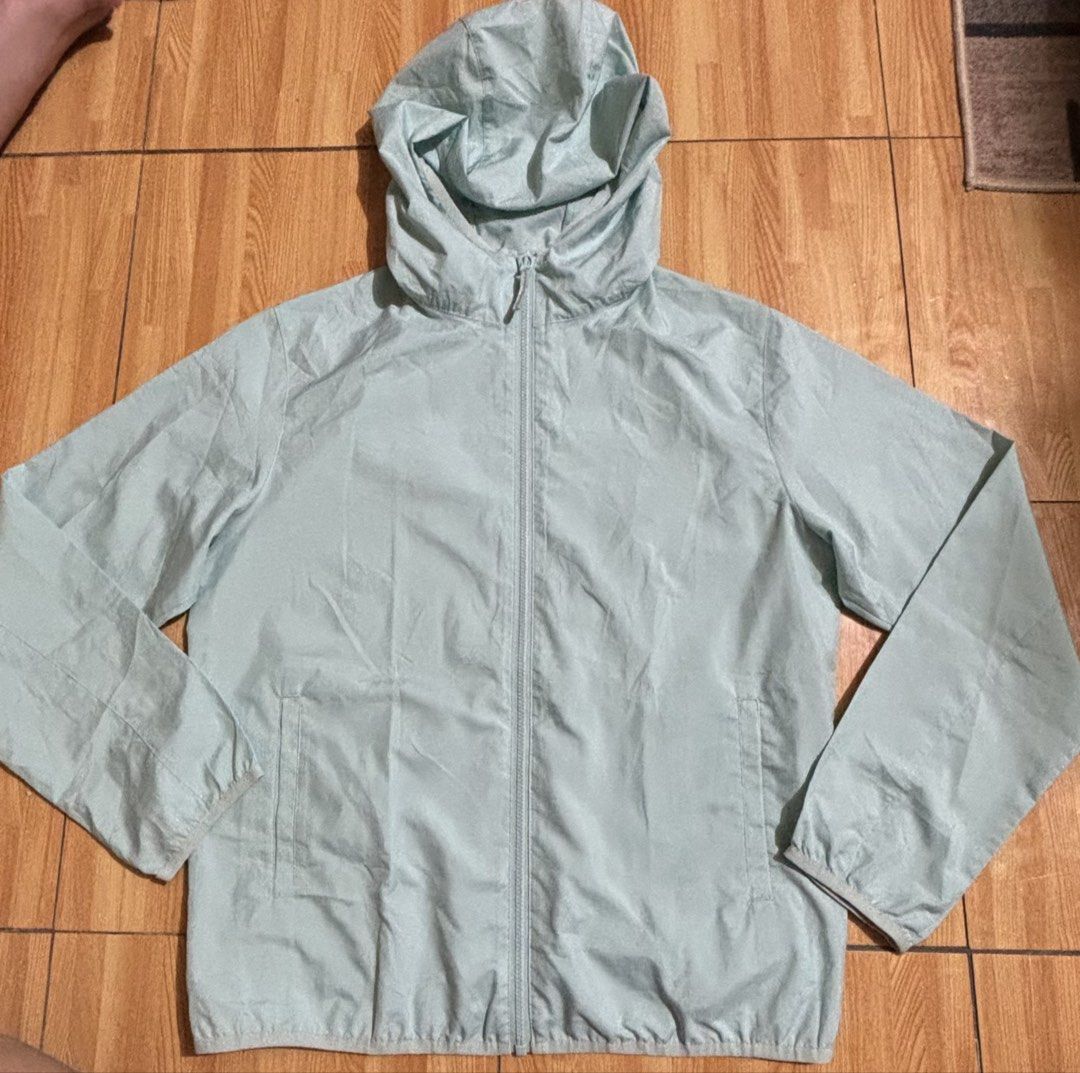 Uniqlo kids pocketable parka (Category: Babies & Kids Fashion) located in Binan City. Submitted by rdgerevilla (Listing ID 1465580350, Image 2). Description: Uniqlo kids pocketable parka Size 150 kids on tag Like new No issue .