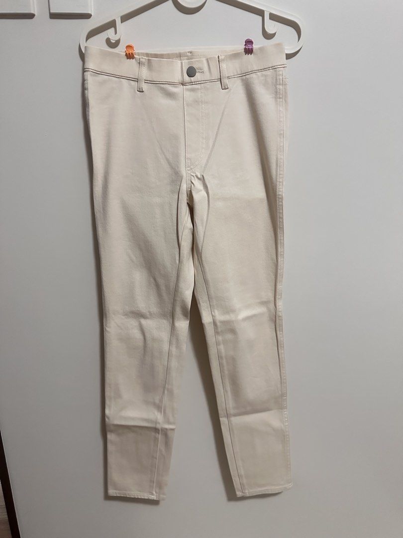Uniqlo Leggings Pants (Category: Other Bottoms) located in Lipa City. Submitted by theunder100shop (Listing ID 1465709941, Image 1). Description: .