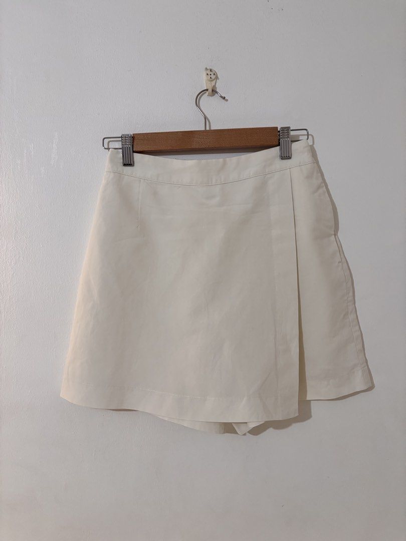 Uniqlo Linen Blend Skort (Category: Other Bottoms) located in Manila. Submitted by hellothere2012 (Listing ID 1465758183, Image 2). Description: Can fit small to med Cool linen blend fabric. - Wrap design at the front looks like a skirt. - Perfect for active wear. - Elastic waist at the back. - Side fastener for easy outfit changes. .