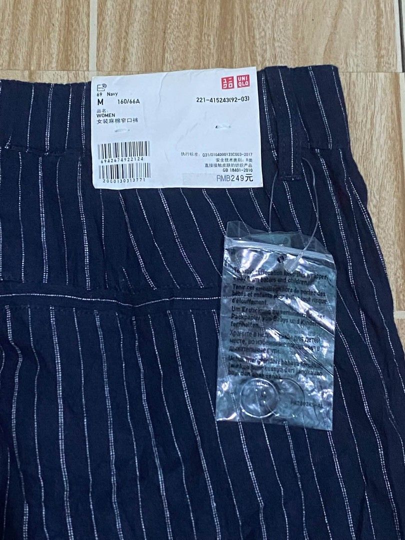 Uniqlo Navy Tapered Pants (Category: Jeans) located in Bulacan. Submitted by yddadoc (Listing ID 1465703887, Image 3). Description: 30 Waist 36.5 Length 7 Hem No Issue.