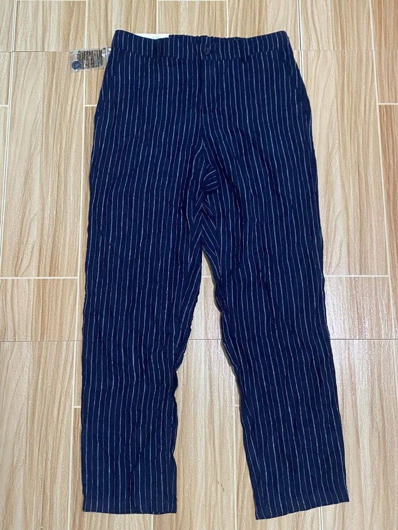 Uniqlo Navy Tapered Pants (Category: Jeans) located in Bulacan. Submitted by yddadoc (Listing ID 1465703887, Image 1). Description: 30 Waist 36.5 Length 7 Hem No Issue.
