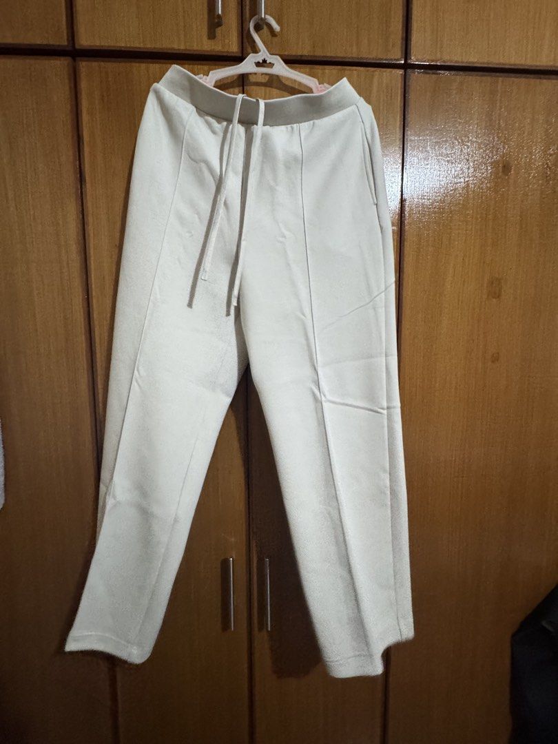 Uniqlo Off White Sweatpants Drawstring Joggers Size L (Category: Joggers) located in Santa Cruz, Pampanga. Submitted by eygee_rp (Listing ID 1465726154, Image 1). Description: - Brand: Uniqlo - Color: Versatile off-white - Size: L with adjustable drawstring waist - Fit: Straight leg cut with stylish center seam detailing - Material: Soft cotton and polyester blend - Features: Convenient side pockets - Style: Great for pairing with casual tees or 