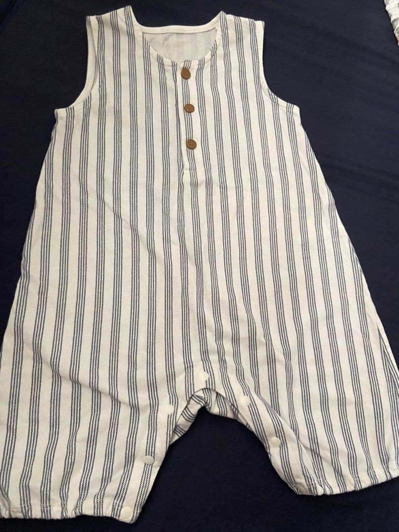 Uniqlo Onsie (Category: Babies & Kids Fashion) located in Manila. Submitted by eriiidump (Listing ID 1465643125, Image 2). Description: Nakaliitan na, walang any flaws.