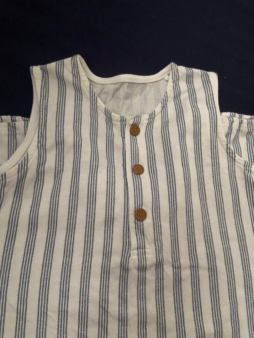 Uniqlo Onsie (Category: Babies & Kids Fashion) located in Manila. Submitted by eriiidump (Listing ID 1465643125, Image 1). Description: Nakaliitan na, walang any flaws.