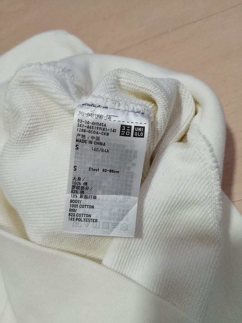 UNIQLO PLAIN WHITE CREWNECK SWEATSHIRT (Category: Coats, Jackets and Outerwear) located in Mexico. Submitted by thethrift010203 (Listing ID 1465637694, Image 3). Description: AUTHENTIC/LEGIT UNIQLO PLAIN WHITE CREWNECK SWEATSHIRT Color : OFFWHITE Fabic : 100% COTTON Size on tag: SMALL kasya sa SMALL to MEDIUM fit sa LARGE Sobrang ganda, Comfortable Width : 21.4 Length : 26 Condition : EXCELLENT condition Issue : NO ISSUE MOP : GCASH Ship via J&T 