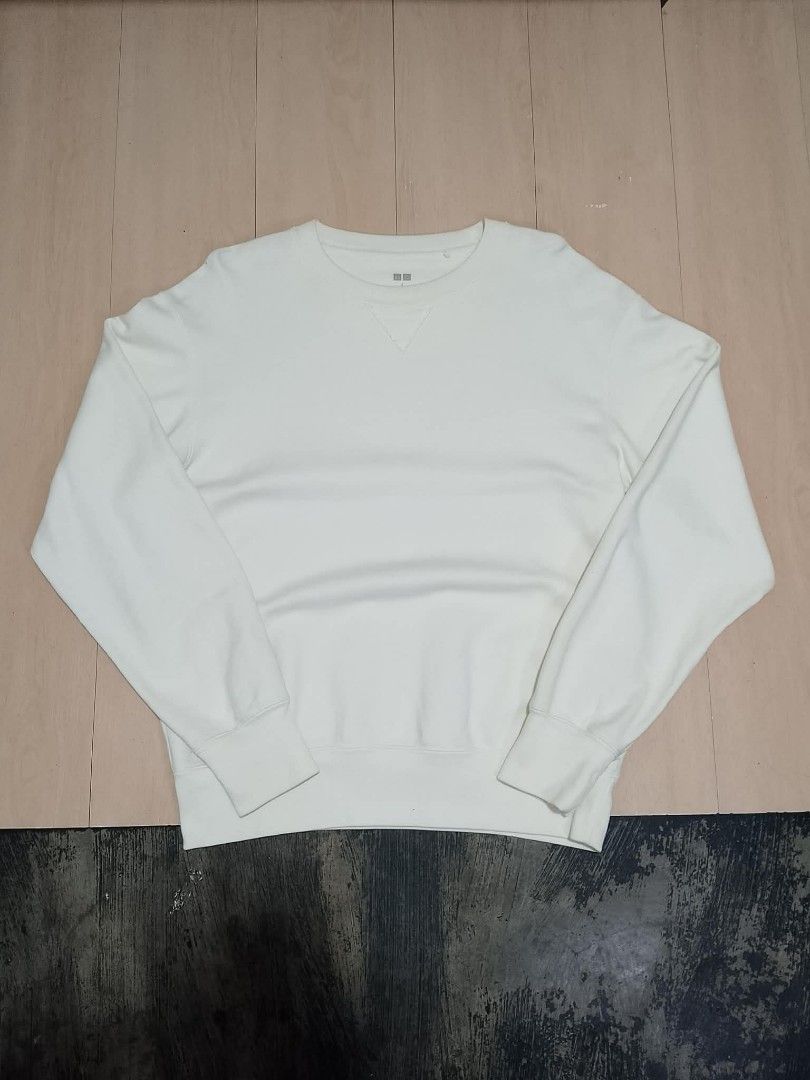 UNIQLO PLAIN WHITE CREWNECK SWEATSHIRT (Category: Coats, Jackets and Outerwear) located in Mexico. Submitted by thethrift010203 (Listing ID 1465637694, Image 1). Description: AUTHENTIC/LEGIT UNIQLO PLAIN WHITE CREWNECK SWEATSHIRT Color : OFFWHITE Fabic : 100% COTTON Size on tag: SMALL kasya sa SMALL to MEDIUM fit sa LARGE Sobrang ganda, Comfortable Width : 21.4 Length : 26 Condition : EXCELLENT condition Issue : NO ISSUE MOP : GCASH Ship via J&T 