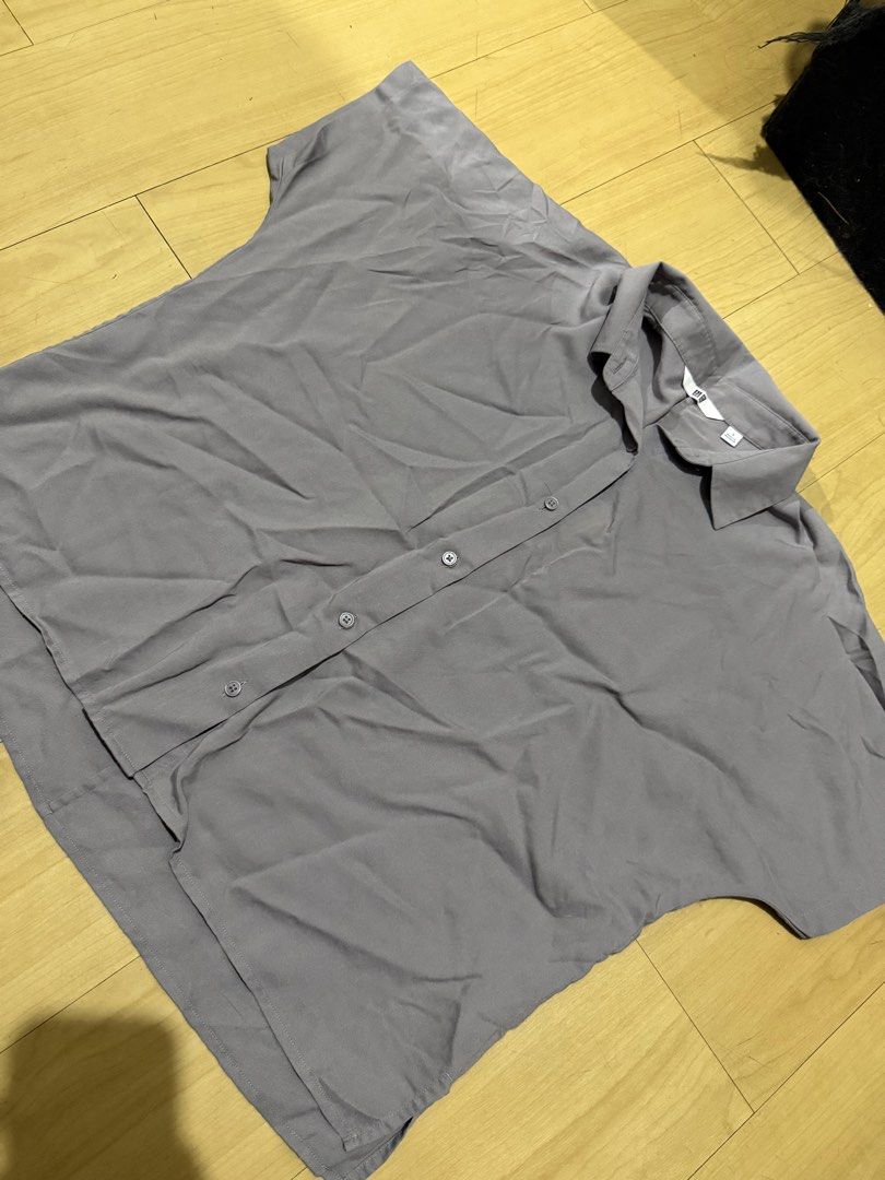 Uniqlo Polo Shirt (Category: Blouses) located in Taguig. Submitted by red2398 (Listing ID 1465725675, Image 3). Description: .