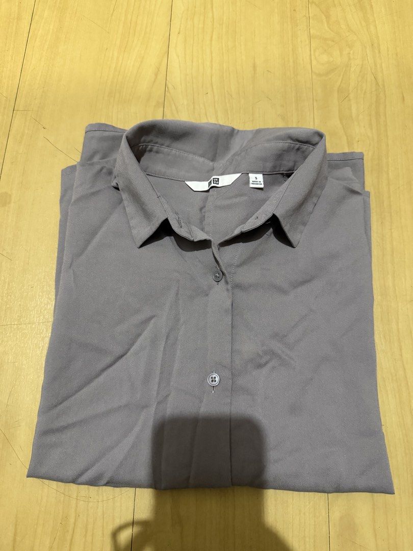 Uniqlo Polo Shirt (Category: Blouses) located in Taguig. Submitted by red2398 (Listing ID 1465725675, Image 1). Description: .