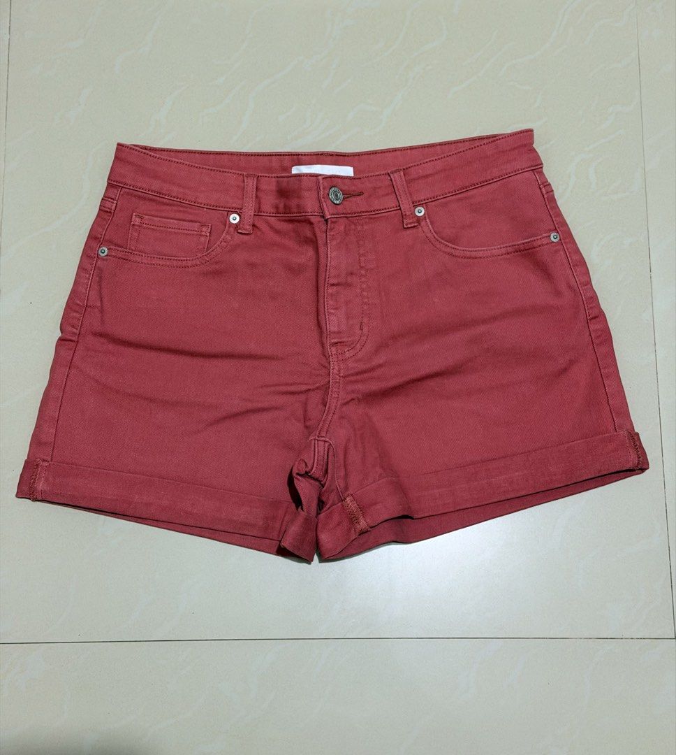 Uniqlo Red Short (Category: Shorts) located in Hermosa. Submitted by laviajeraph (Listing ID 1465585720, Image 1). Description: 🩳✨ SHORTS FOR SALE‼️ — CLOSET FINDS! ✨ Comfy pieces looking for a new home. 🏠🩷 📌 Please check photos for the actual item and details First come, first served! 🛍️.