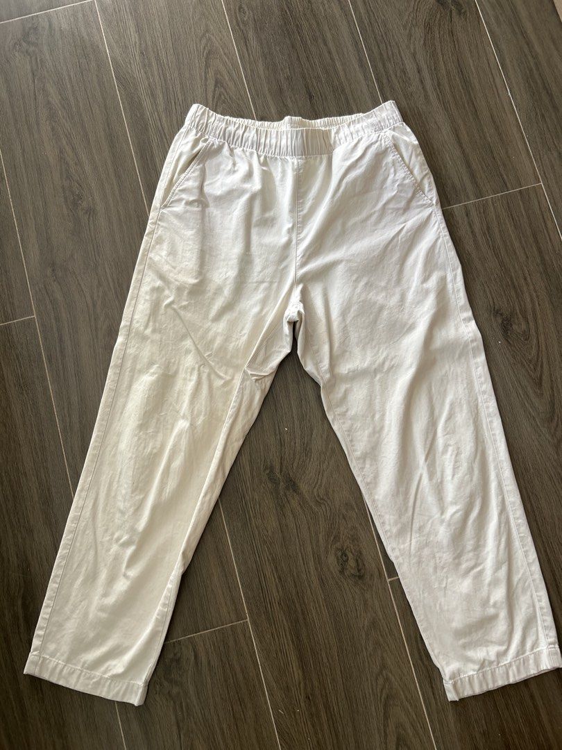 Uniqlo relaxed ankle (Category: Other Bottoms) located in Manila. Submitted by daniii_1 (Listing ID 1465641255, Image 1). Description: No flaws good as new.