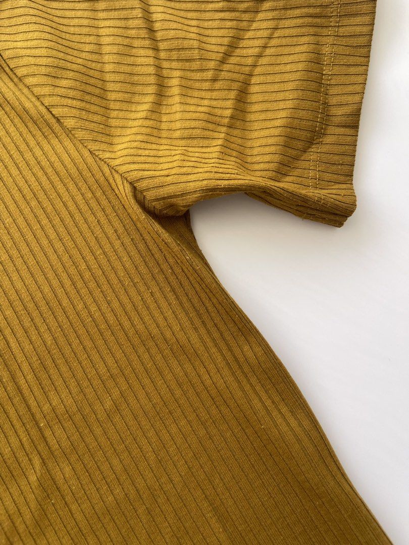Uniqlo Ribbed Mustard Top (Category: Others Tops) located in Bacolod City. Submitted by euniceclothing_coph (Listing ID 1465591116, Image 2). Description: With slight himulmol Fit S-M.