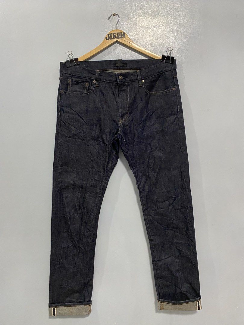 Uniqlo selvedge denim (Category: Jeans) located in Dumaguete. Submitted by hirrja97559 (Listing ID 1465700757, Image 1). Description: Uniqlo selvedge denim‼️ Size 34 width 18 length 43 hem 7.5 Straight cut Excellent condition 9.7/10 color rate.