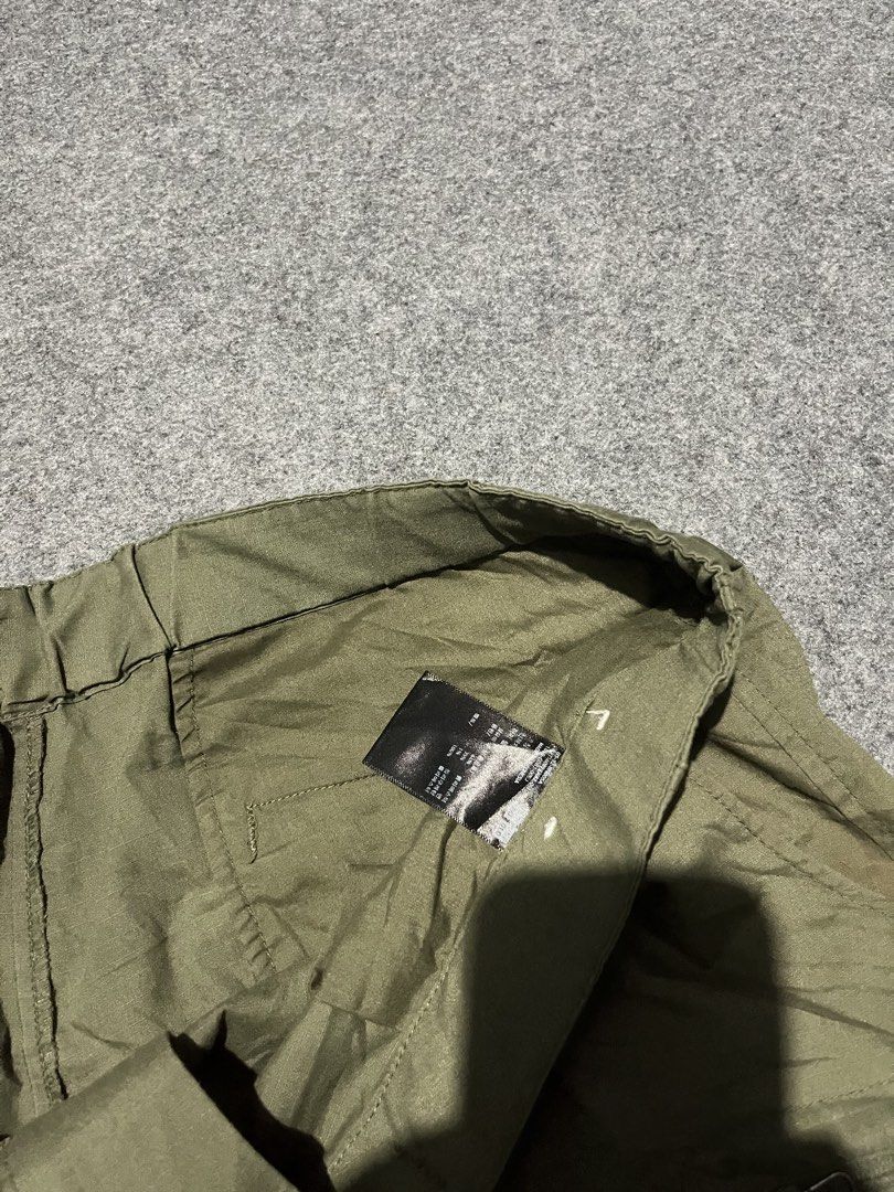 Uniqlo utility short olive (Category: Shorts) located in Lapu Lapu. Submitted by jhonrener41426 (Listing ID 1463614736, Image 3). Description: Size 34 Length-20 Leg opening-12 Asnew condition Color rate 9.8/10 Authentic Issue none .