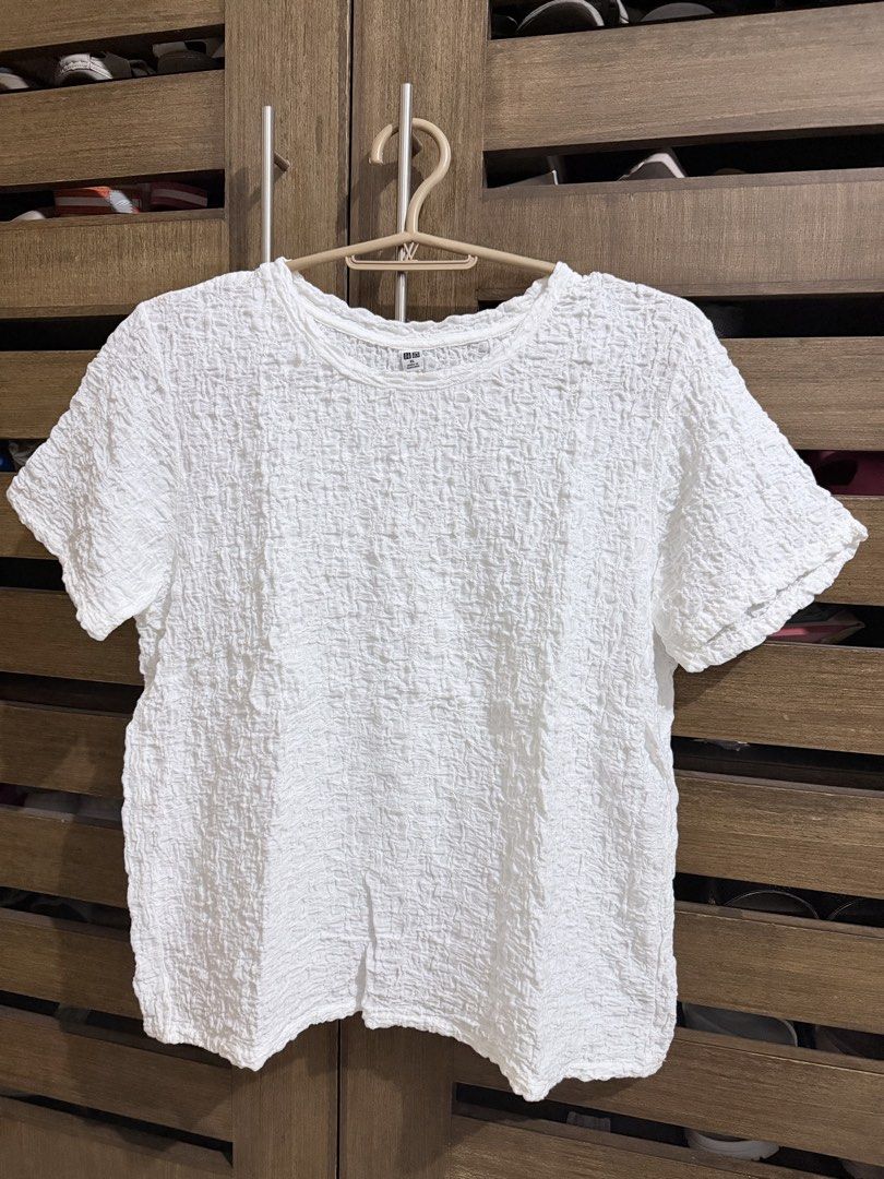 Uniqlo White Top (Category: Blouses) located in Hermosa. Submitted by laviajeraph (Listing ID 1465592646, Image 1). Description: .