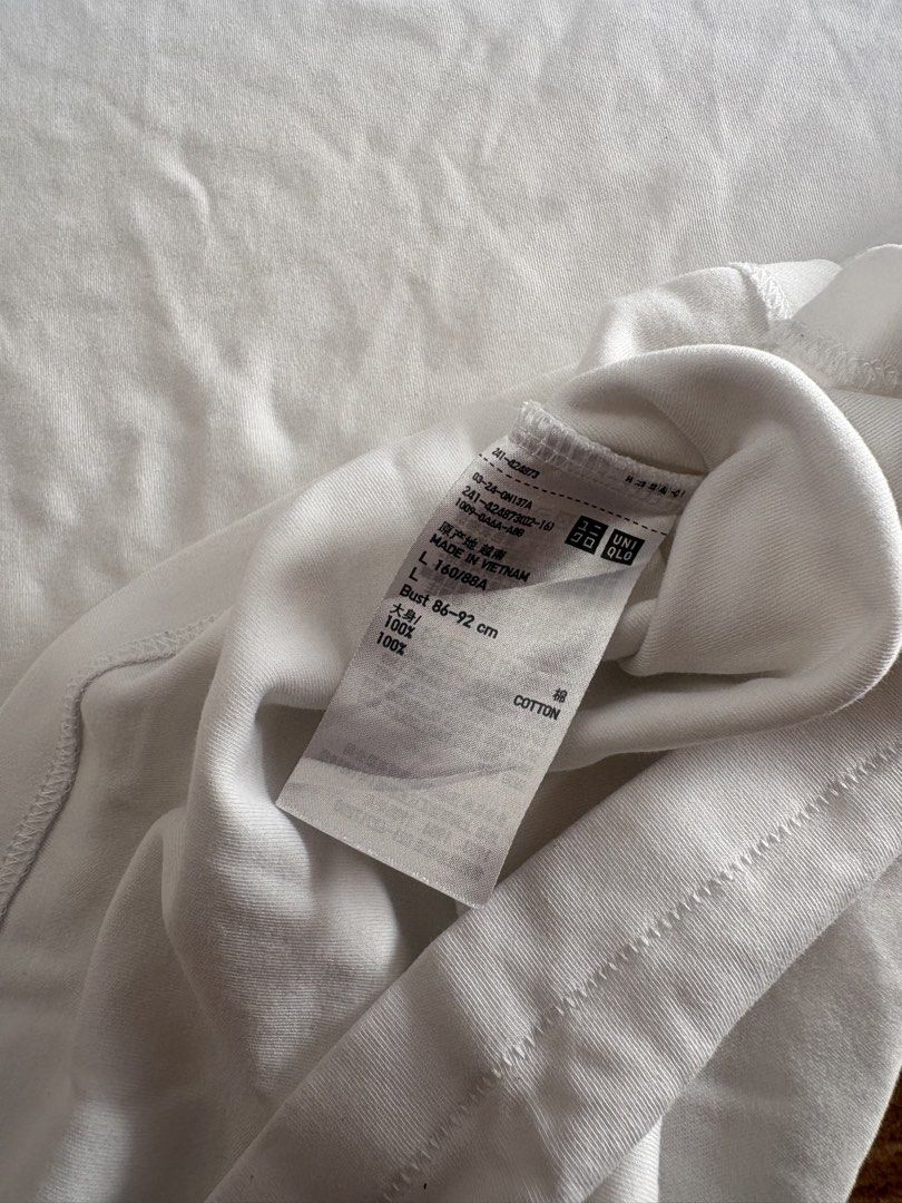 Uniqlo Womens Plain White Shirt (Category: Shirts) located in Manila. Submitted by selectors_club26 (Listing ID 1465635297, Image 3). Description: Color rate: 9.5/10 Dimes: 17x21 No issue.