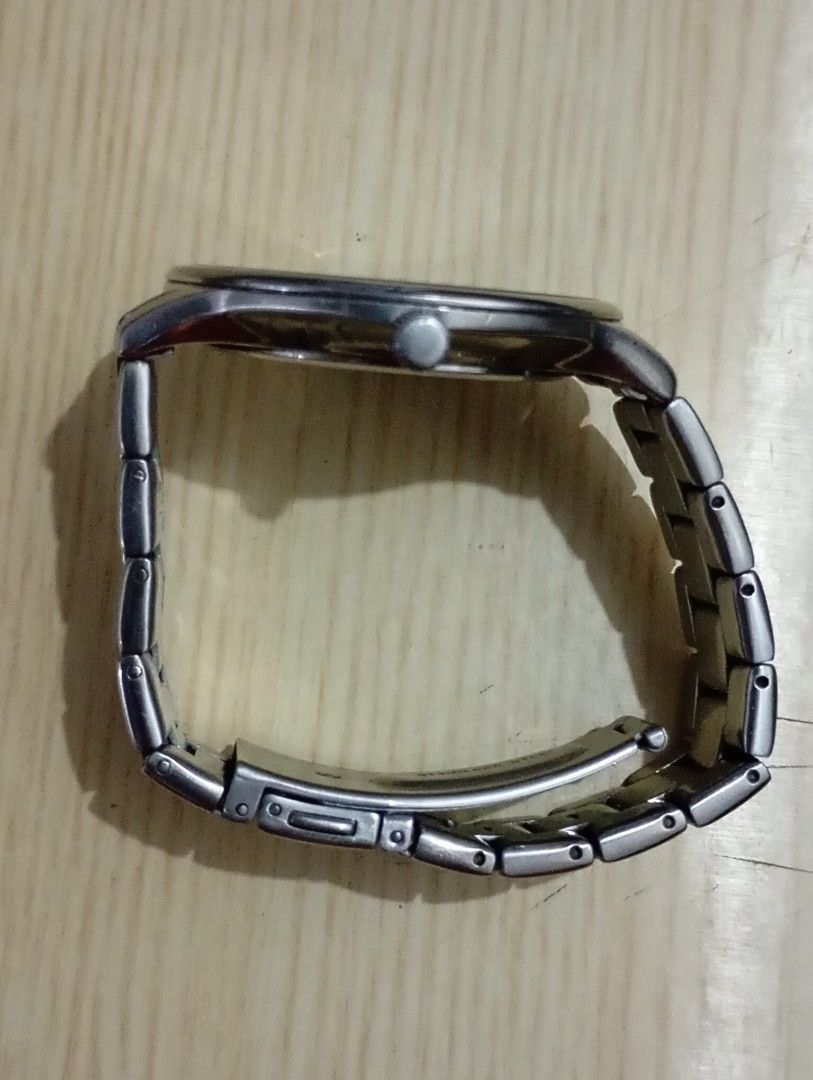 Unisilver (Category: Men's Watches) located in Las Pinas. Submitted by quick_deals_great_finds2 (Listing ID 1465724225, Image 3). Description: Original good working condition Quartz with battery 40mm Fits wrist size 7 inches.