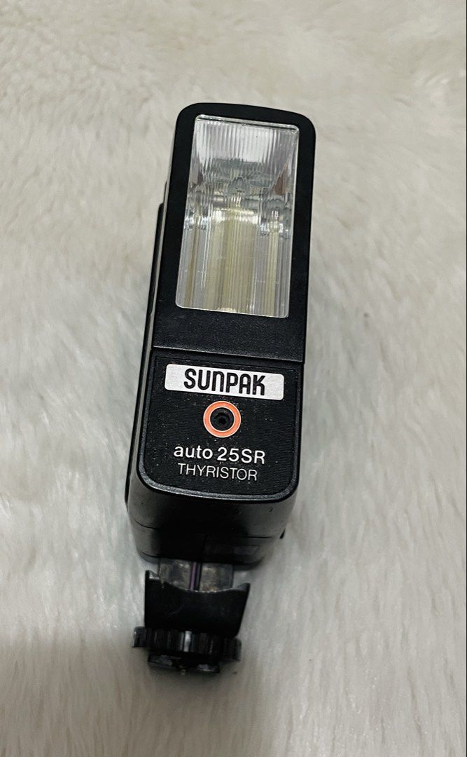 Untested vintage Sunpak Auto 25SR Thyristor shoe-mount electronic camera flash AS IS (Category: Cameras) located in Quezon City. Submitted by sissymissy1527 (Listing ID 1465717907, Image 2). Description: See the issue sa last photo(meron crack) Selling as is where is.