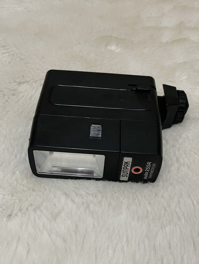Untested vintage Sunpak Auto 25SR Thyristor shoe-mount electronic camera flash AS IS (Category: Cameras) located in Quezon City. Submitted by sissymissy1527 (Listing ID 1465717907, Image 1). Description: See the issue sa last photo(meron crack) Selling as is where is.