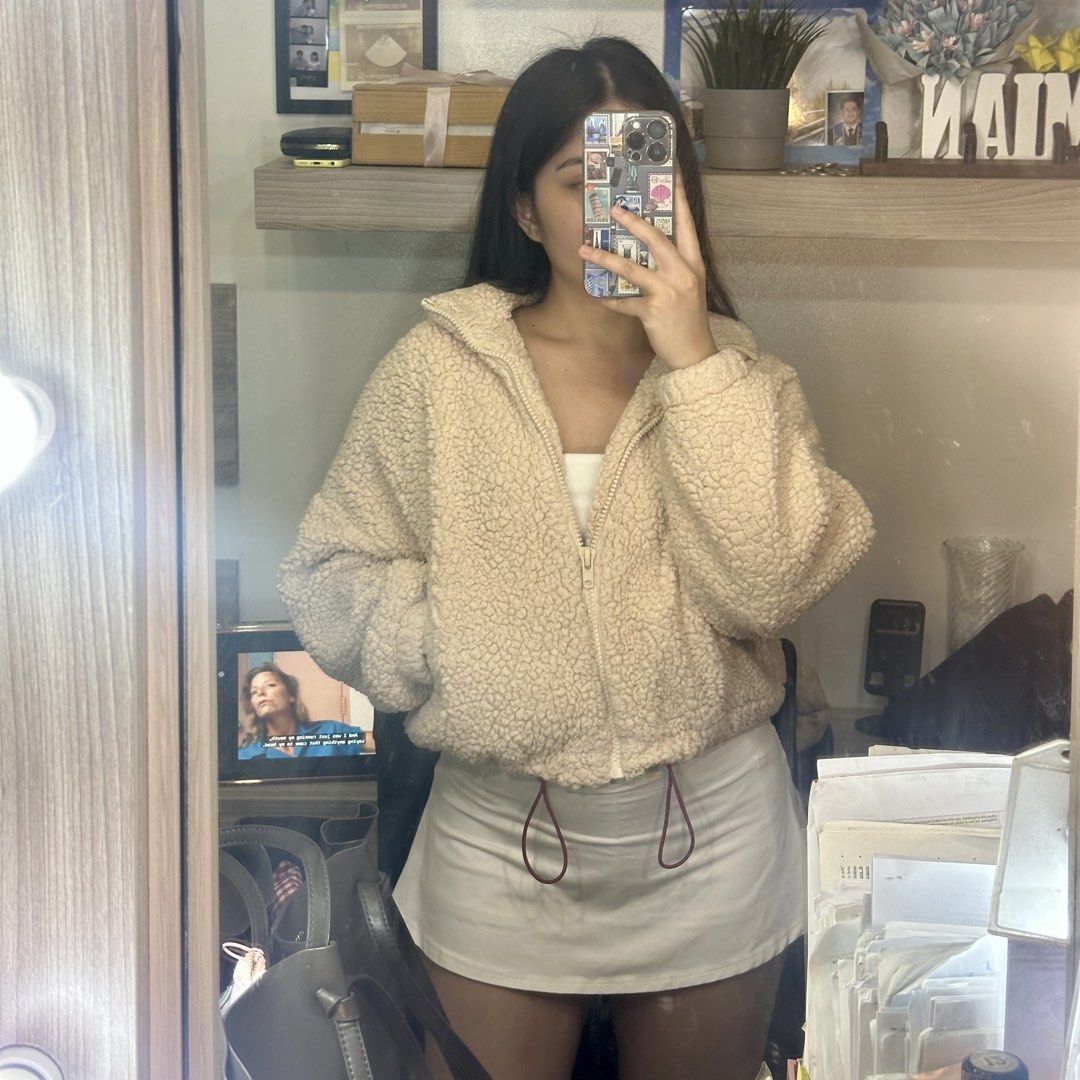 Urban Outfitters Chunky Oversized Boxy Teddy Jacket (Category: Coats, Jackets and Outerwear) located in Cainta. Submitted by yayitsianm (Listing ID 1465715567, Image 2). Description: .