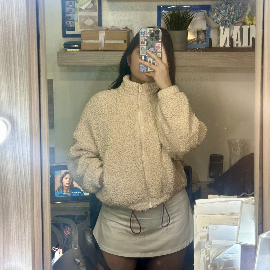 Urban Outfitters Chunky Oversized Boxy Teddy Jacket (Category: Coats, Jackets and Outerwear) located in Cainta. Submitted by yayitsianm (Listing ID 1465715567, Image 3). Description: .