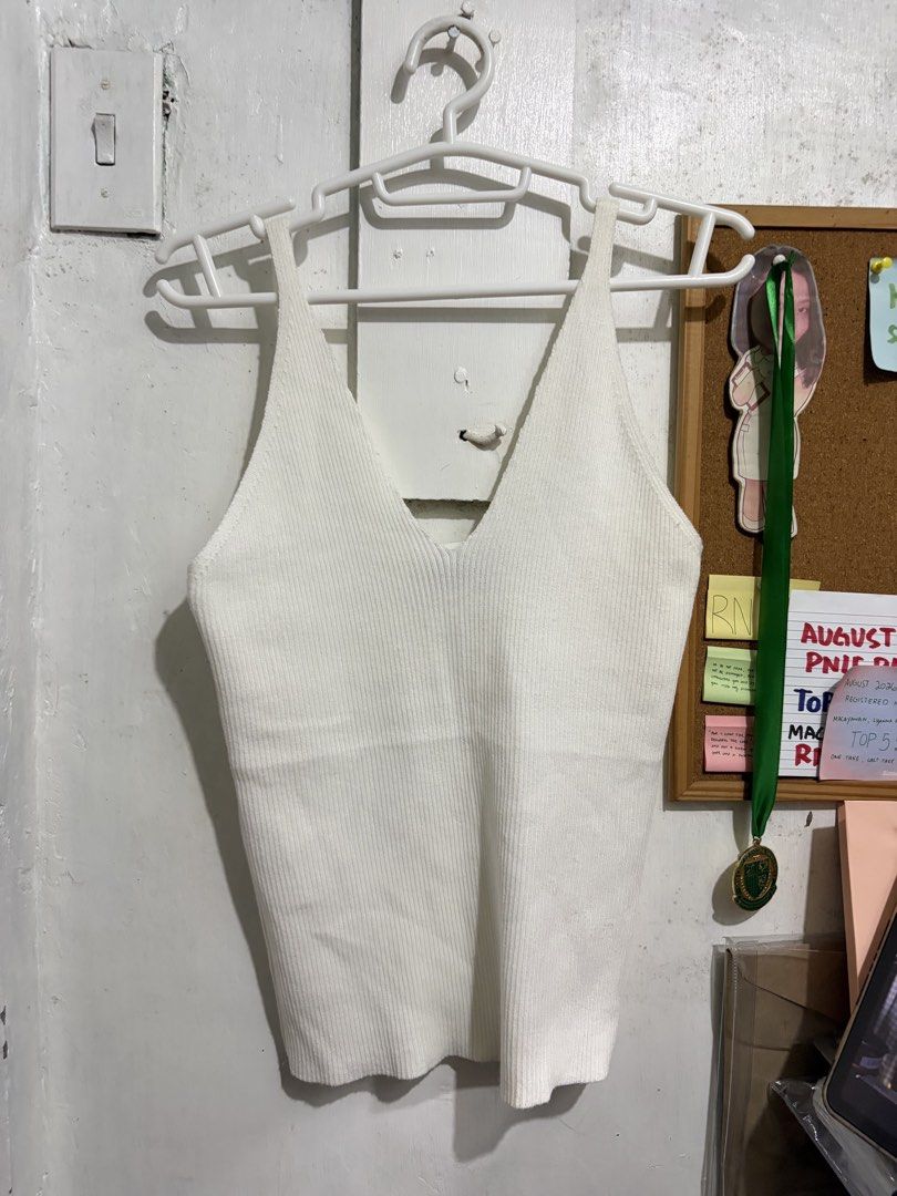 Urban Sleeveless White Top (Category: Sleeveless) located in Quezon City. Submitted by berrystrawng (Listing ID 1465684197, Image 1). Description: .