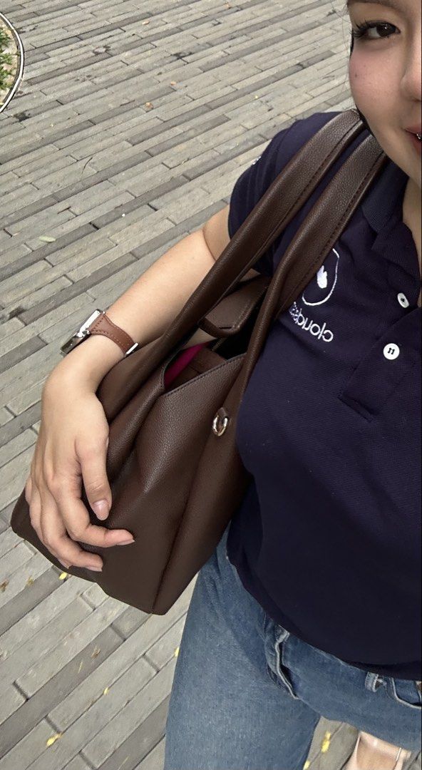 UrbanMuse Brown Shoulder Bag (Category: Shoulder Bags) located in Talisay. Submitted by maeukie_ (Listing ID 1465742784, Image 2). Description: 🌸Brand: UrbanMuse 🌸Color: Classic dark brown 🌸Size: Large 🌸Material: Textured faux leather 🌸Straps: Sturdy double straps 🌸Interior: Roomy main compartment with zipped inner divider and multiple pockets 🌸Condition: Clean and well-maintained 🌸4-month old .