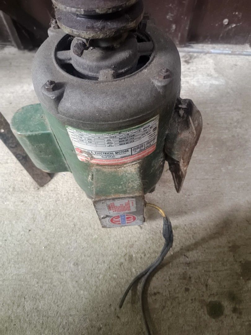 U.S. electrical motor 1hp. R7641LC94B (Category: Industrial Equipment) located in Muntinlupa City. Submitted by jedric072392 (Listing ID 1465643745, Image 3). Description: *Brand / Model:* - *U.S. ELECTRICAL MOTORS* - Division of Emerson Electric Co., St. Louis, MO, MADE IN U.S.A. - Model No: *R6741LC94B* - Type: *143T* Frame *Specs:* - *1 HP* (Horsepower) - *Single Phase (1 PH)* - *60 Hz, 1725 RPM* (mabagal na motor, pang may pwersa) - Voltage: 