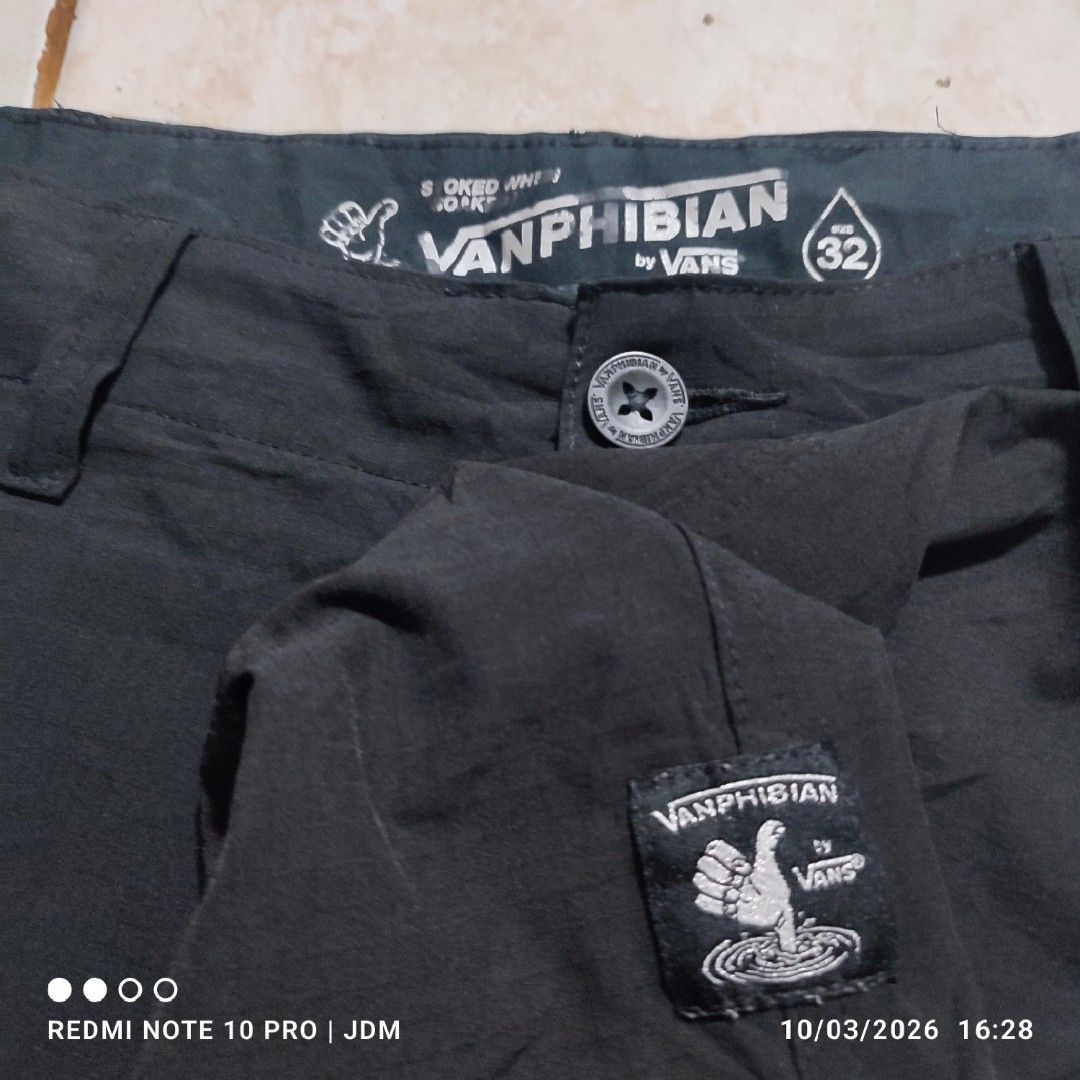 Vanphibian Hybrid shorts by Van's (Category: Shorts) located in Antipolo. Submitted by klashnikov (Listing ID 1465658461, Image 2). Description: Hybrid Shorts by Van's Vanphibian Collection Size:Large Dimes:waist 32"xLength 21" Condition: Very good Honest issue:used Payment option:Bank transfer,gcash,cash ₱300 only Pwede videocall for legitimacy Pwede pickup sa aking munting garahe waze (JDM thrift shop) Pwedeng meetup around upper Antipolo,pag m
