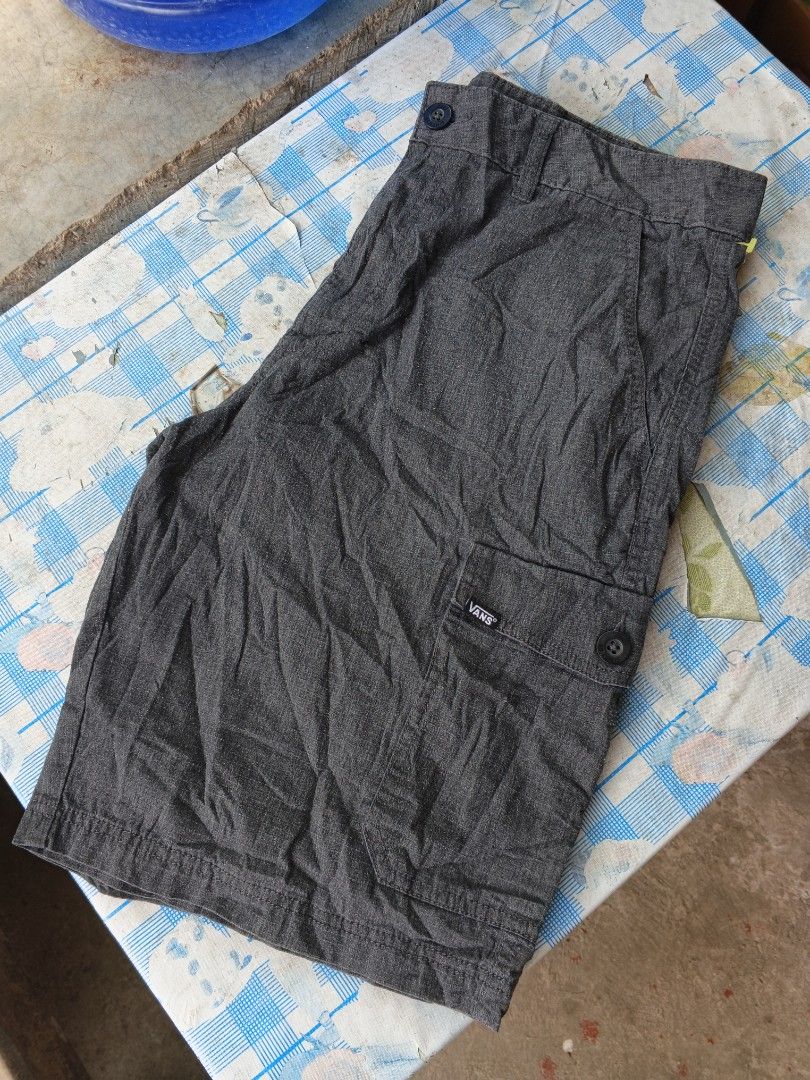 VANS CARGO SHORT (Category: Shorts) located in Guihulngan. Submitted by its_prances (Listing ID 1465709472, Image 1). Description: VANS CARGO SHORT AS NEW CONDITION NO ISSUE DIMES 34 X 21 COMPLETE TAGS COLOR RATE 10/10.