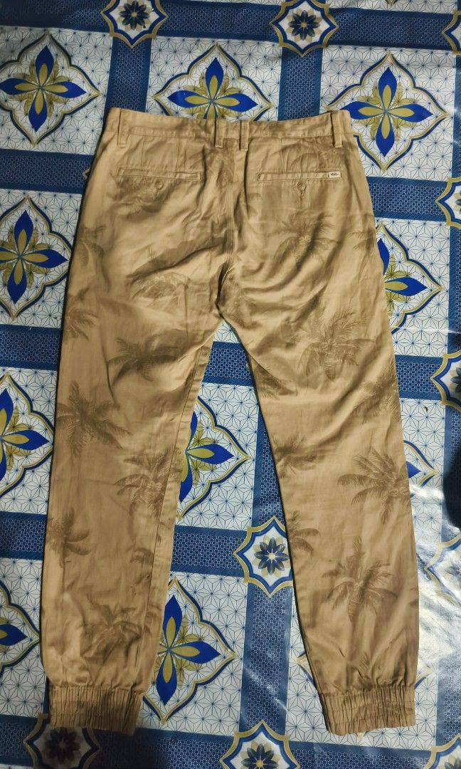 Vans jogger pants (Category: Joggers) located in Manila. Submitted by mackussil (Listing ID 1465696379, Image 2). Description: Vans jogger size 32 Length 40 complete tags as new condition no issue.