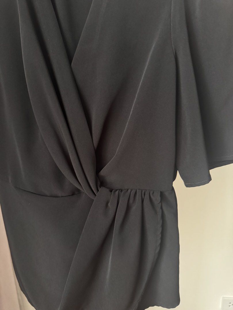 Vero Moda Black Wrap Blouse (Category: Blouses) located in Pasig City. Submitted by kutleyn (Listing ID 1465657313, Image 3). Description: - Brand: Aware by Vero Moda - Size: Small - Color: Classic Black - Design: V-neck with twisted front knot detail - Sleeves: Puffed short sleeves with gathered shoulders - Material: Smooth, comfortable fabric - Versatile: Great for work, dates, or casual days out - Easy to style: Looks great with trousers, jean