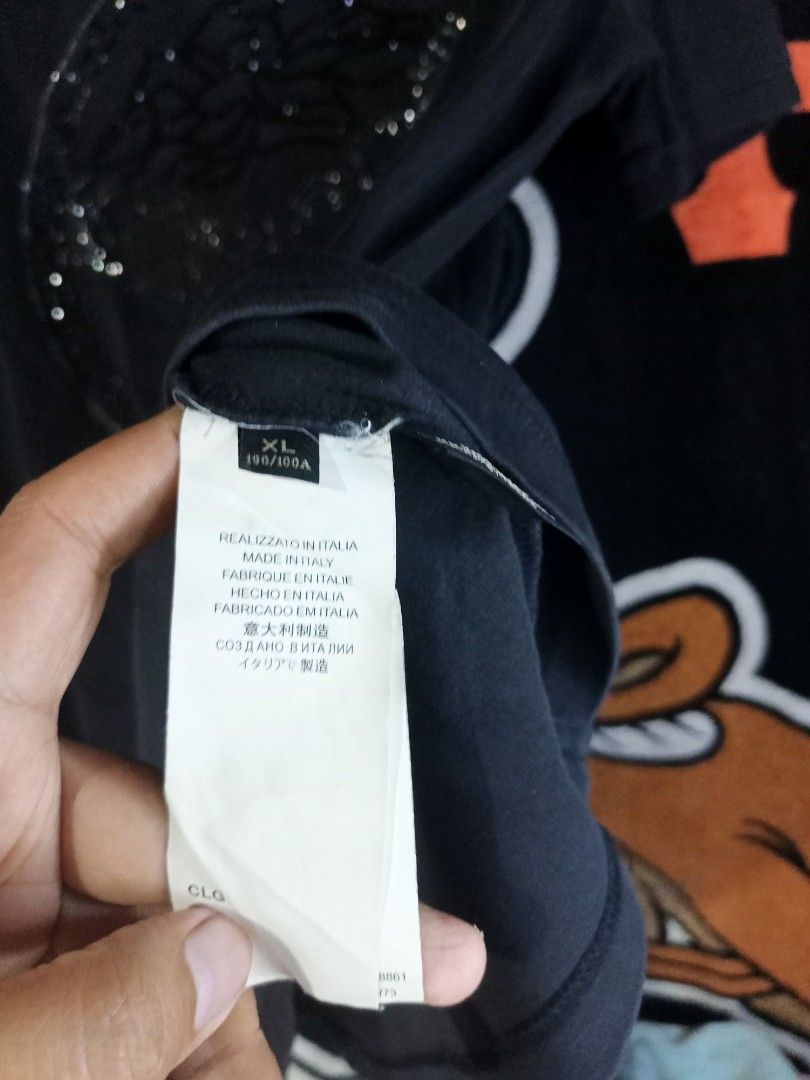 Versace T-shirt (Category: Tshirts & Polo Shirts ) located in Castilla. Submitted by stignapamorma (Listing ID 1465678023, Image 2). Description: Luxury Brand Tshirt ( Thrifted ) Size - 19x26.5 Condition - Excellent Color Rate - 9/10 Issue - None Price - 350+SF.