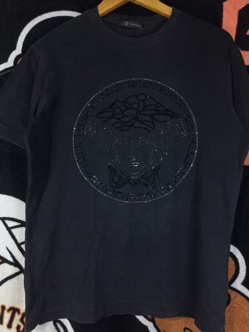 Versace T-shirt (Category: Tshirts & Polo Shirts ) located in Castilla. Submitted by stignapamorma (Listing ID 1465678023, Image 1). Description: Luxury Brand Tshirt ( Thrifted ) Size - 19x26.5 Condition - Excellent Color Rate - 9/10 Issue - None Price - 350+SF.