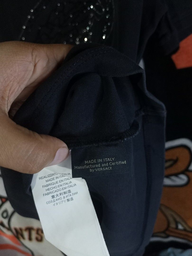 Versace T-shirt (Category: Tshirts & Polo Shirts ) located in Castilla. Submitted by stignapamorma (Listing ID 1465678023, Image 3). Description: Luxury Brand Tshirt ( Thrifted ) Size - 19x26.5 Condition - Excellent Color Rate - 9/10 Issue - None Price - 350+SF.
