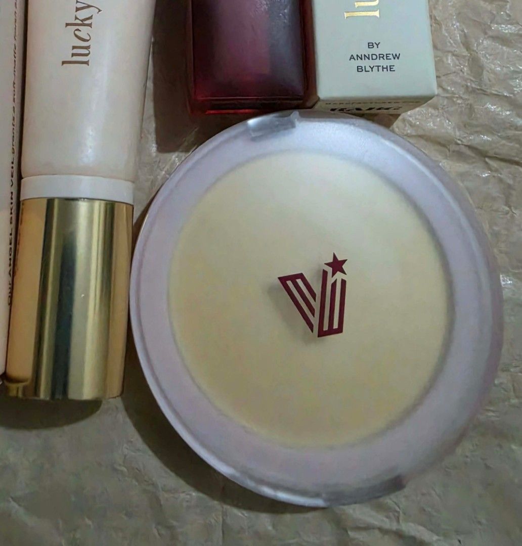 VICE CO UNIVERSAL POWDER (Category: Makeup) located in Mandaluyong City. Submitted by cheesecake_13 (Listing ID 1465652809, Image 1). Description: Bnew and Sealed! shade: BANANA .