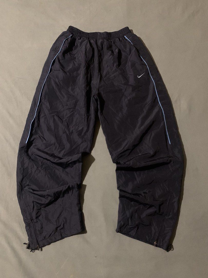 VINTAGE BAGGY NIKE TRACKPANTS (Category: Joggers) located in Cavite. Submitted by thrift_2find (Listing ID 1465686723, Image 1). Description: VINTAGE NIKE TRACKPANTS 📩DM Waist 28-40 Length 41 Thigh 14 Lo 9-10.5.